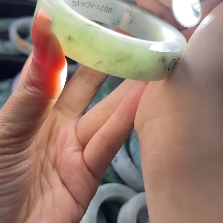 定制翡翠未镶嵌手镯