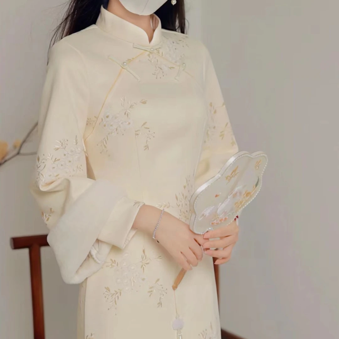 俏娘鱼米白绣花新中式倒大袖旗袍女2025冬新款加绒保暖复古年轻款