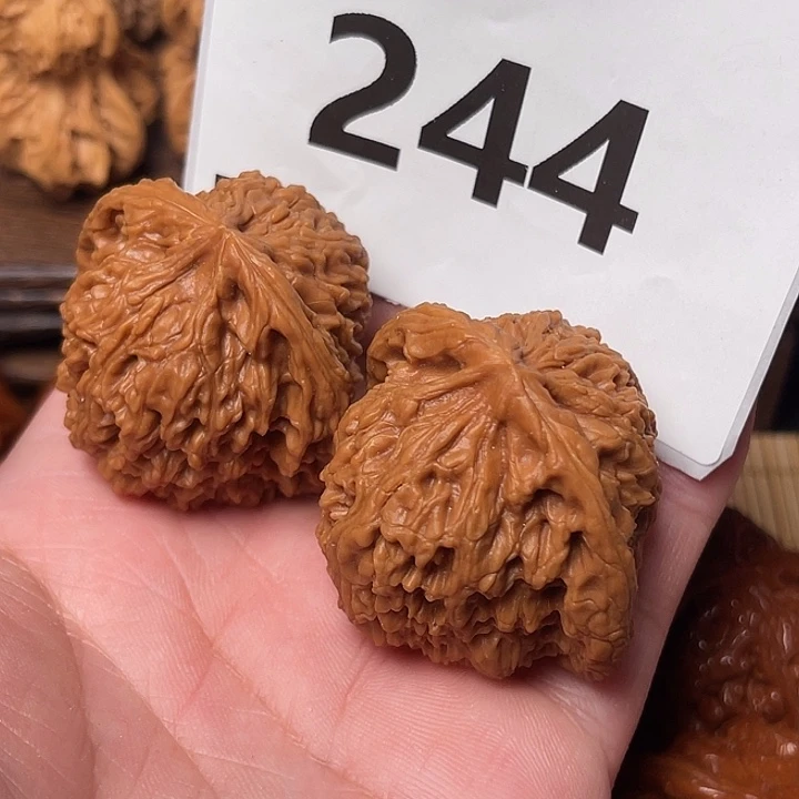 川***桃核把件南疆石。边40。 244