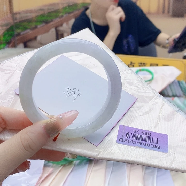 翡翠手镯未镶嵌vhjjjjkkjhjkkjhjj