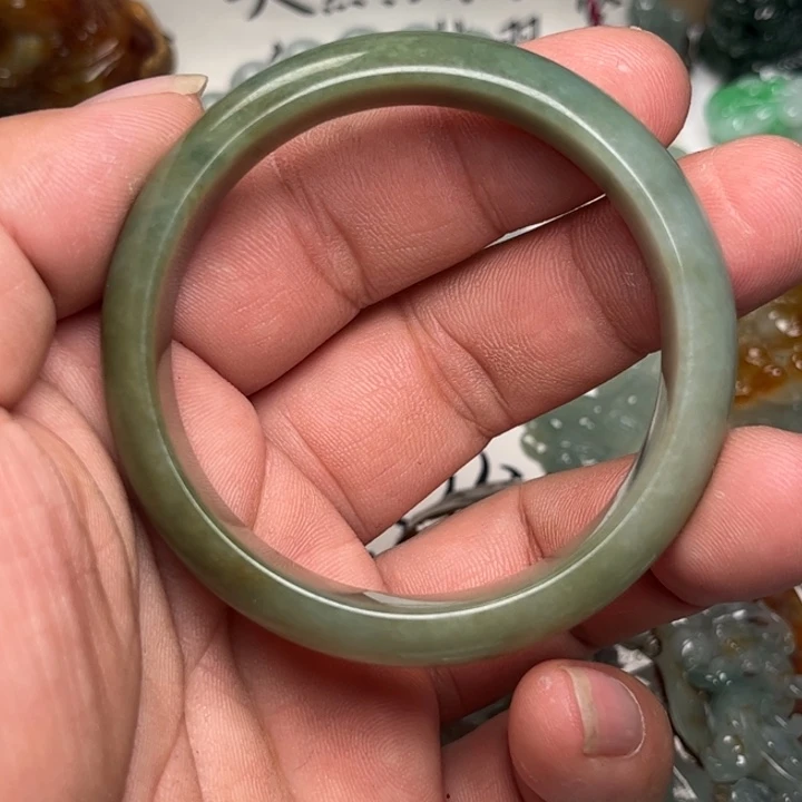 翡翠未镶嵌颈饰手镯