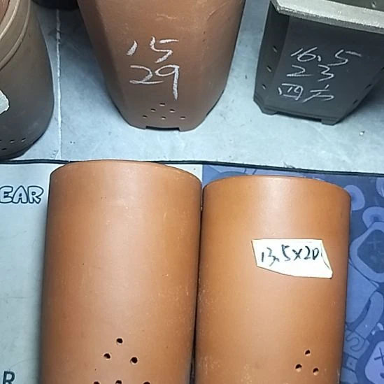 红泥大笔筒两个花盆
