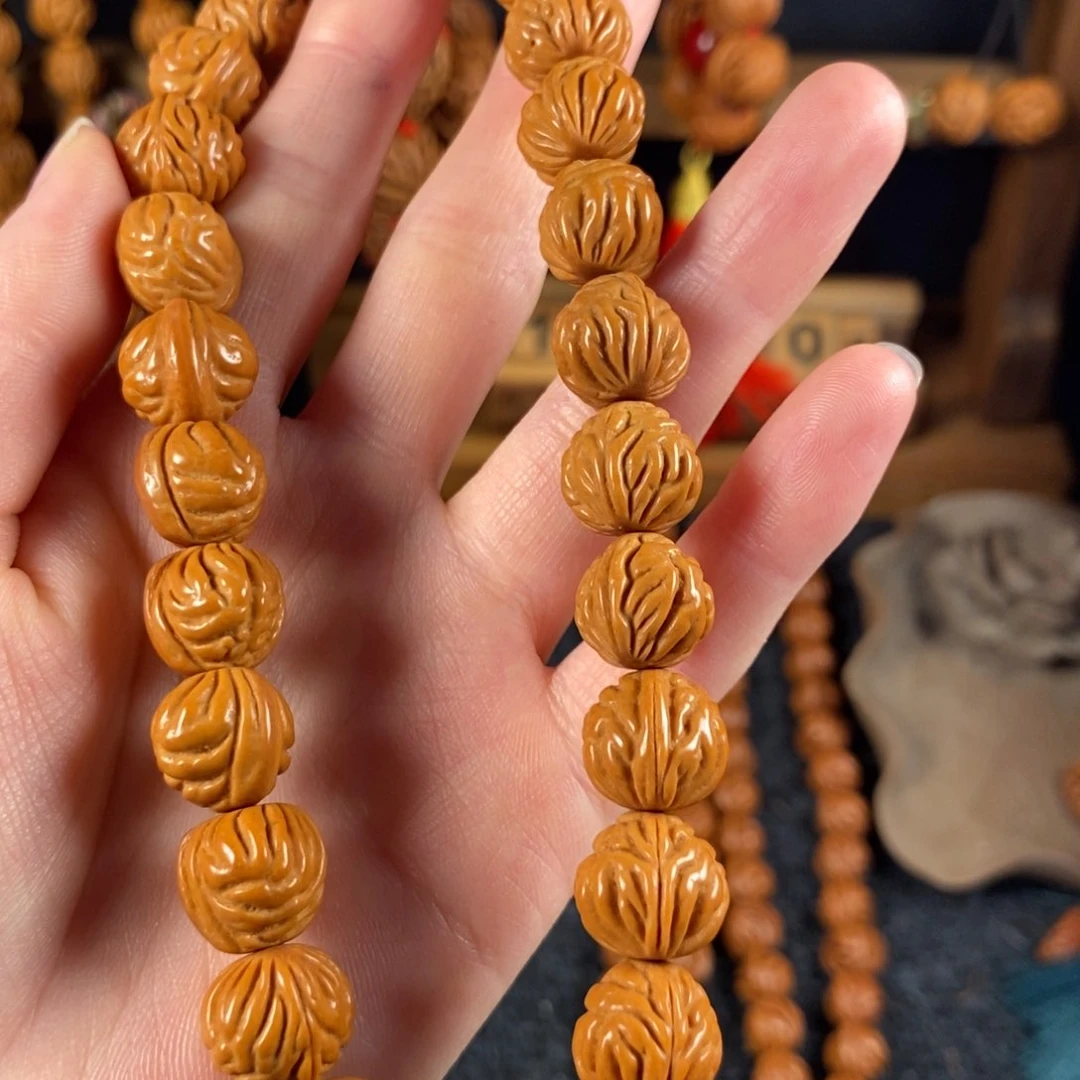 吊坠桃核桃枭手持