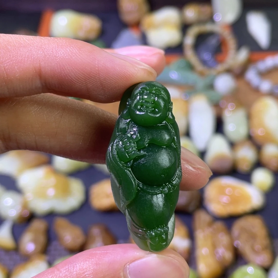 和田玉未镶嵌颈饰俄碧辣阳绿佛公