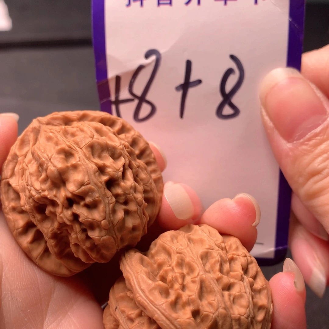 文玩核桃吊坠白狮子