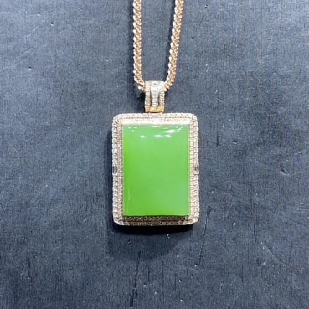 和田玉俄料碧玉苹果绿无事牌吊坠18K金镶嵌