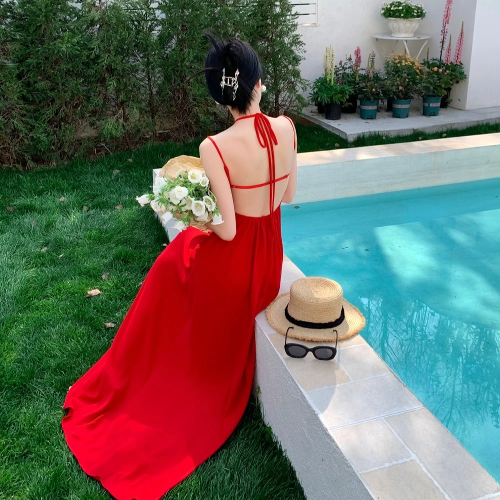 千亿子赤焰红敖润紫法式纯欲风露背度假长款吊带连衣裙