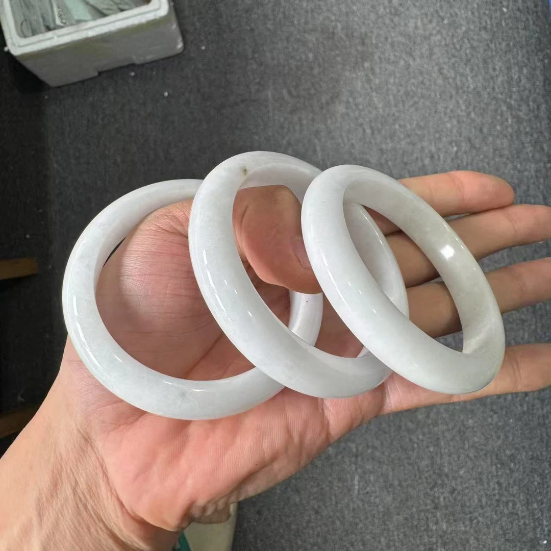 天然缅甸a货翡翠白月光手镯—多样性发一件