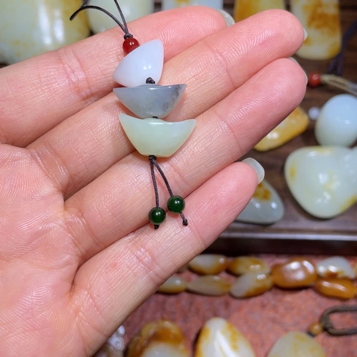 和田玉未镶嵌颈饰东**哥