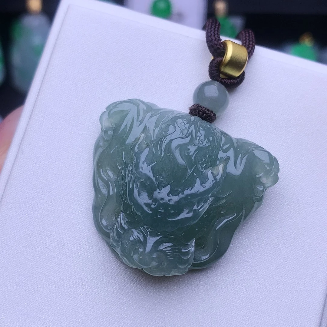 翡翠未镶嵌颈饰龙头