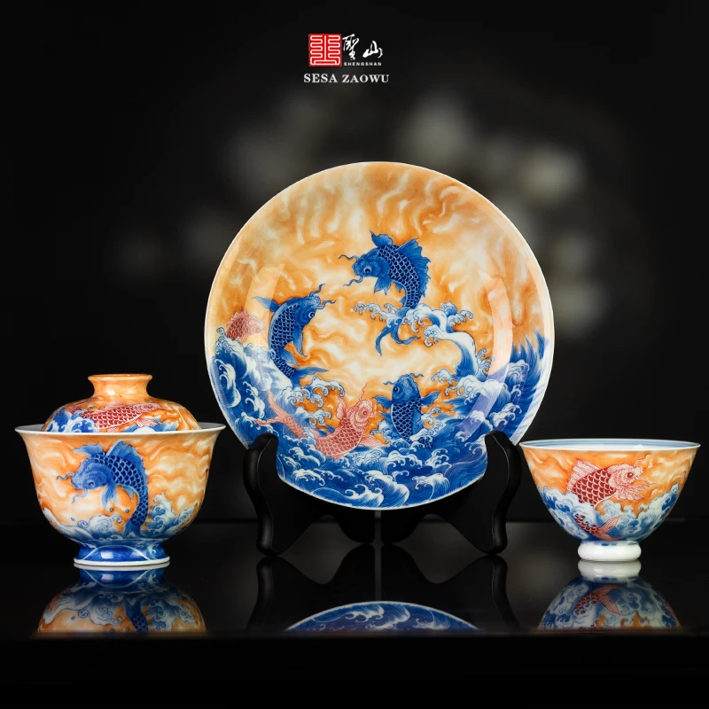 矾红青花斗彩锦鲤盖碗