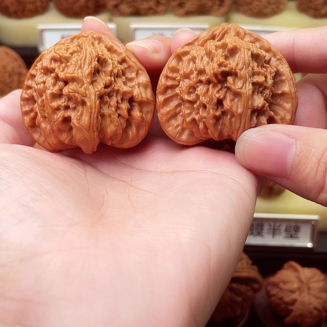 帅***。文玩核桃吊坠三角白45尺756