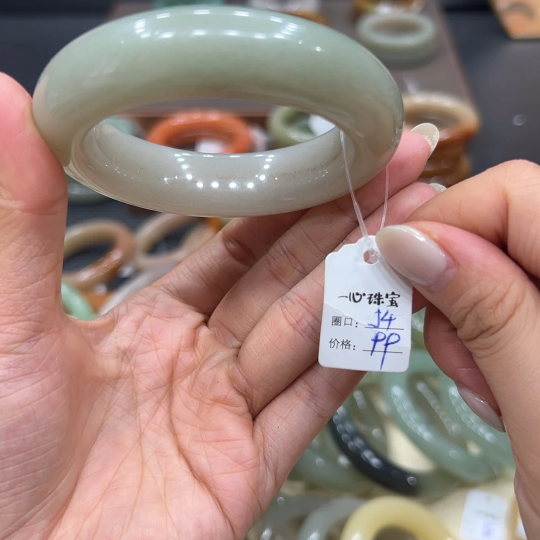 未镶嵌手镯石英质玉