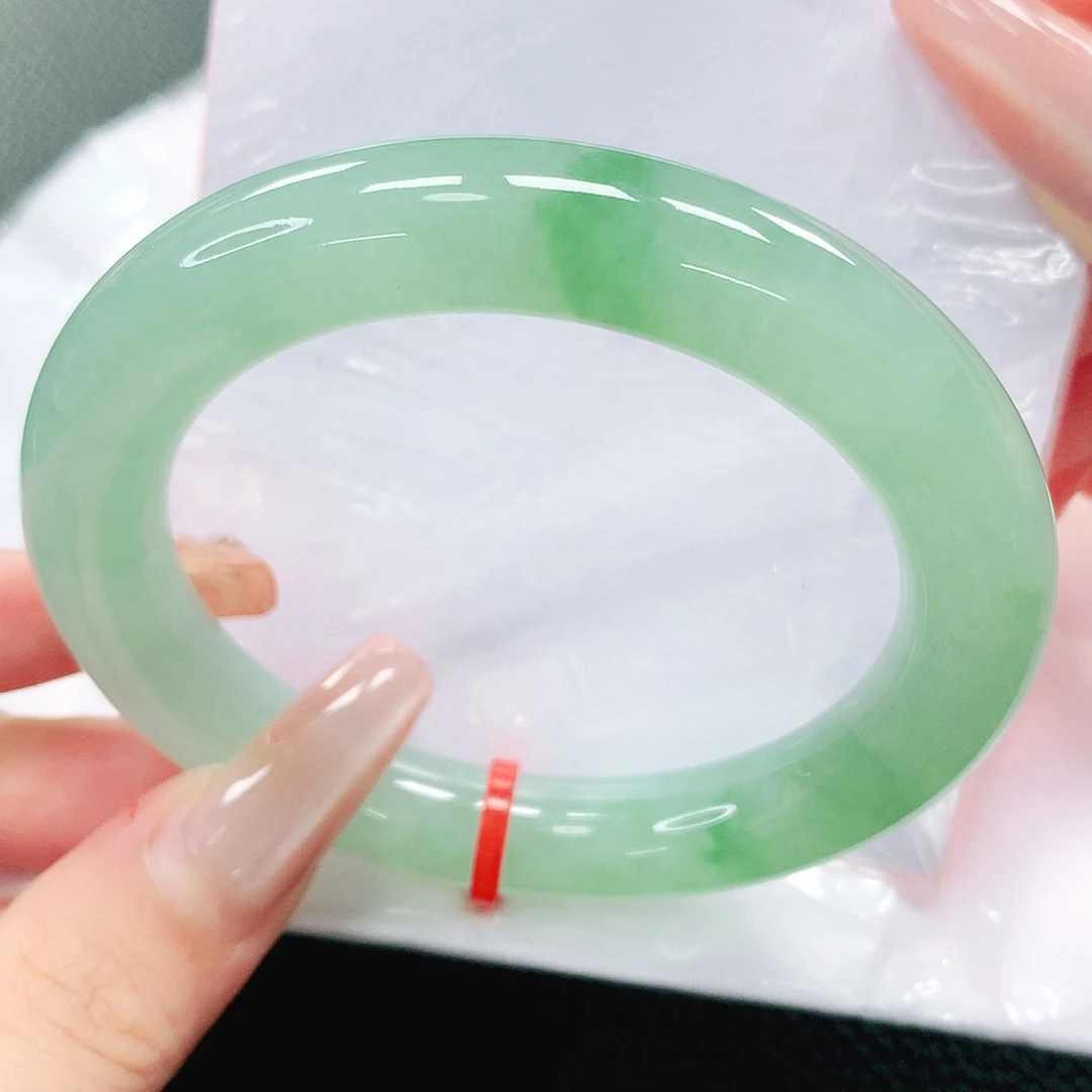 翡翠手镯未镶嵌56圈