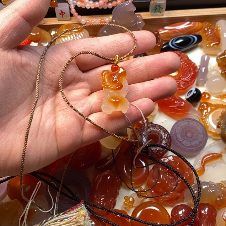 宝***业玛瑙/玉髓未镶嵌颈饰