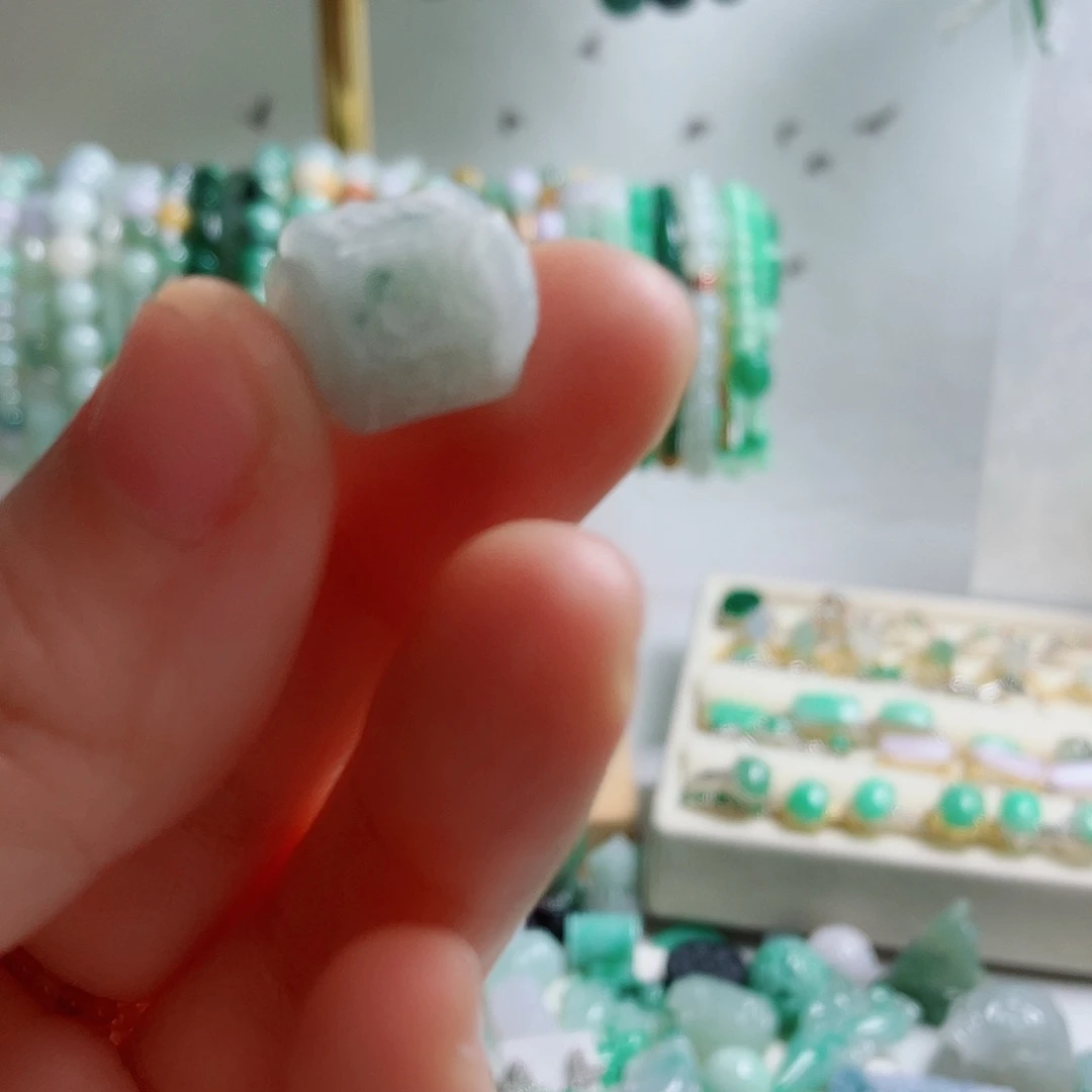 翡翠未镶嵌颈饰29卡10-11六字箴言