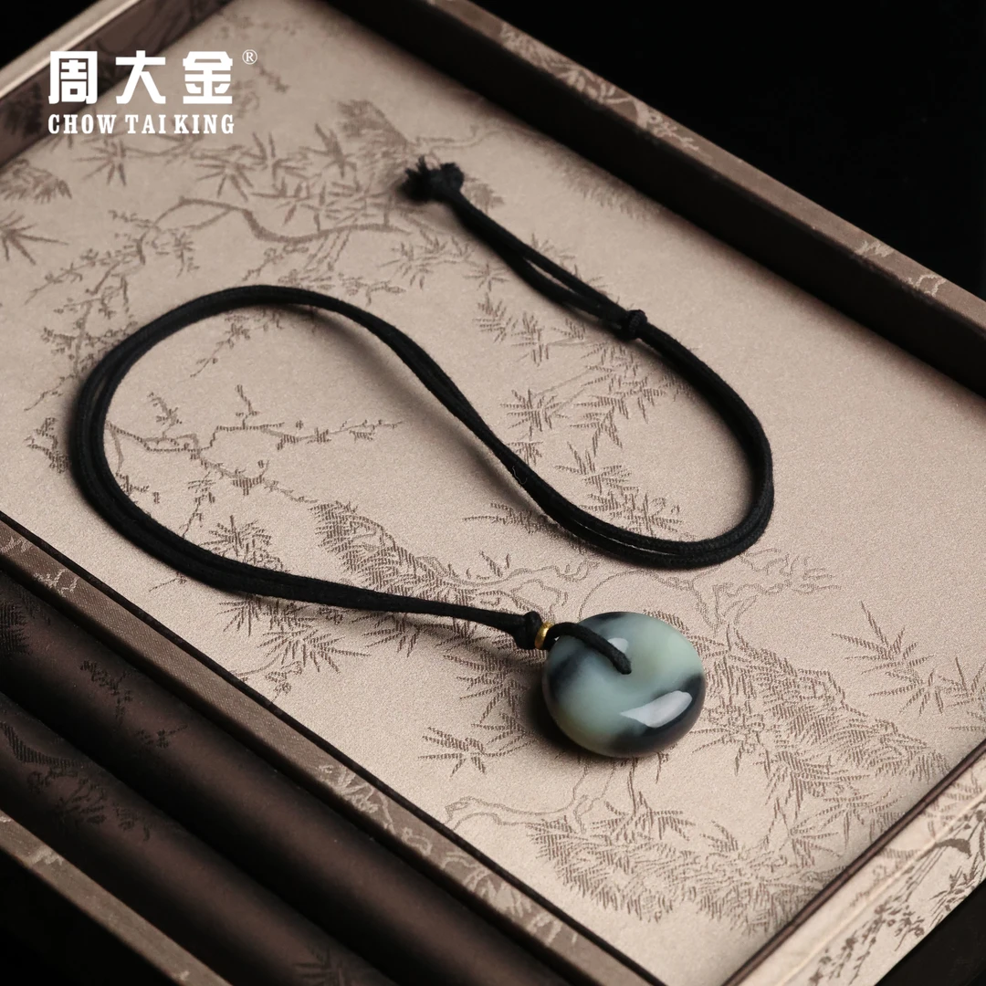 【周大金玉石】18K金和田玉青花平安扣项链-X3016-臻