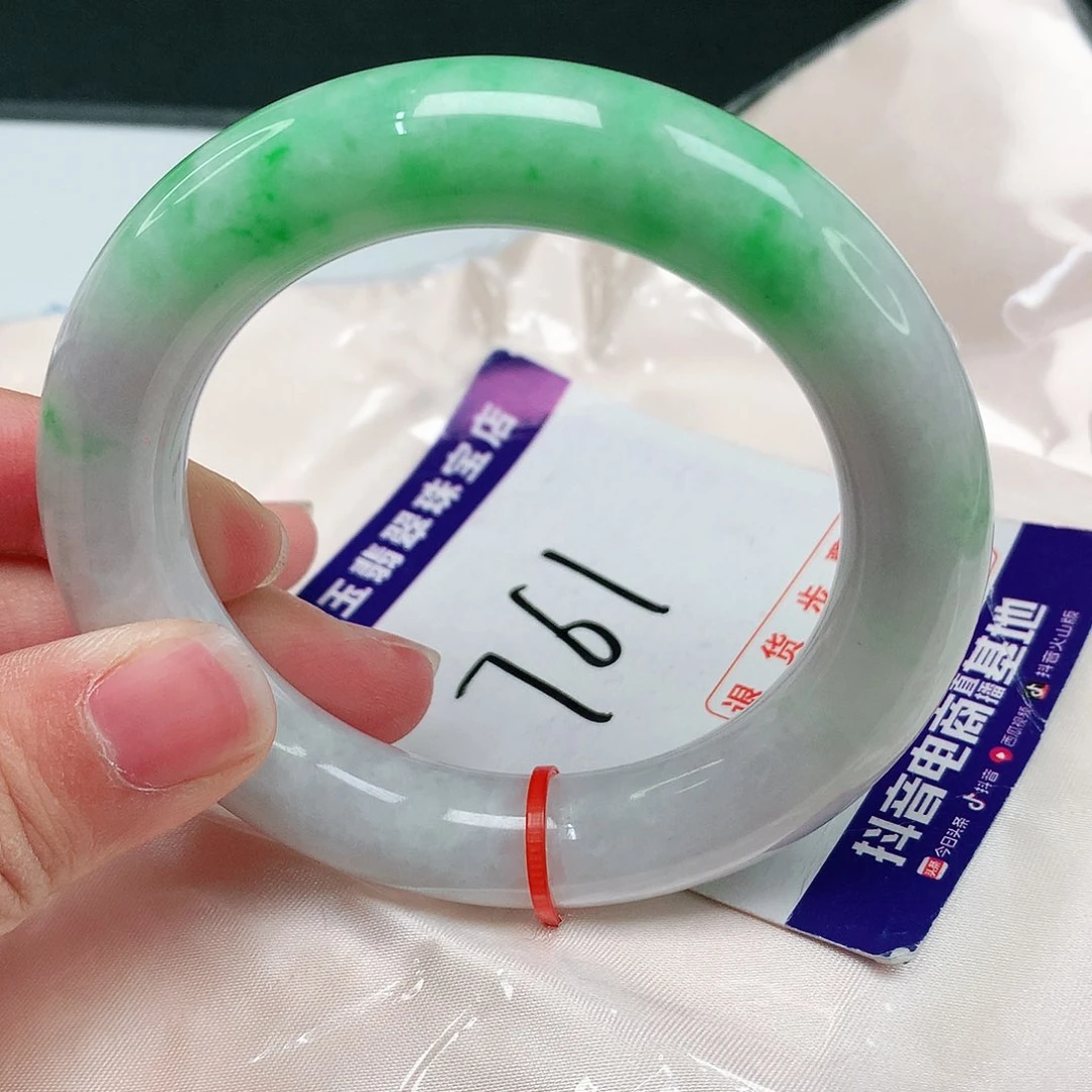 翡翠手镯未镶嵌翡翠