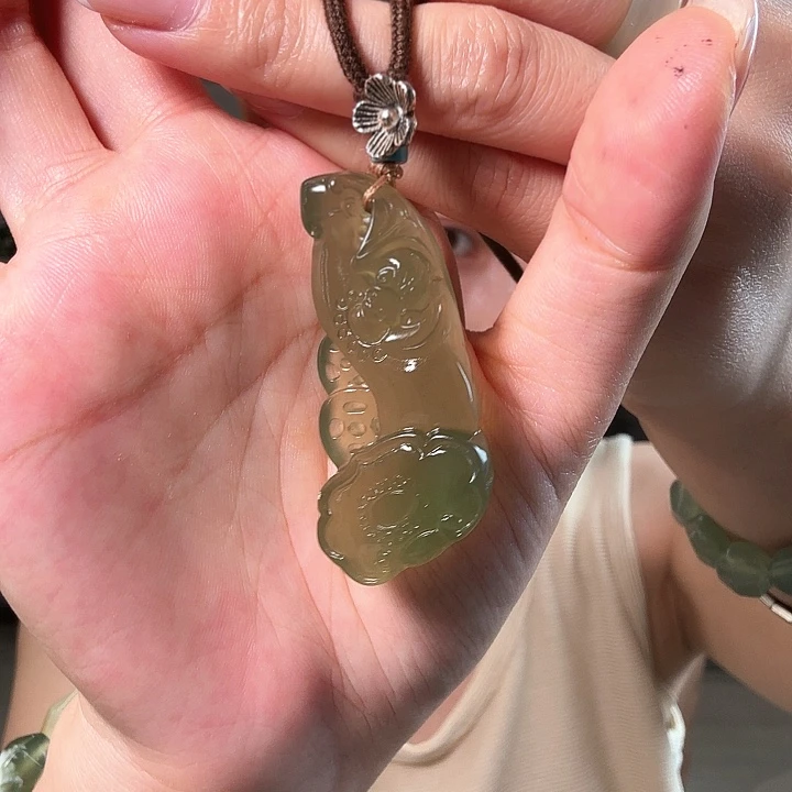 H***Q蛇纹石玉未镶嵌颈饰