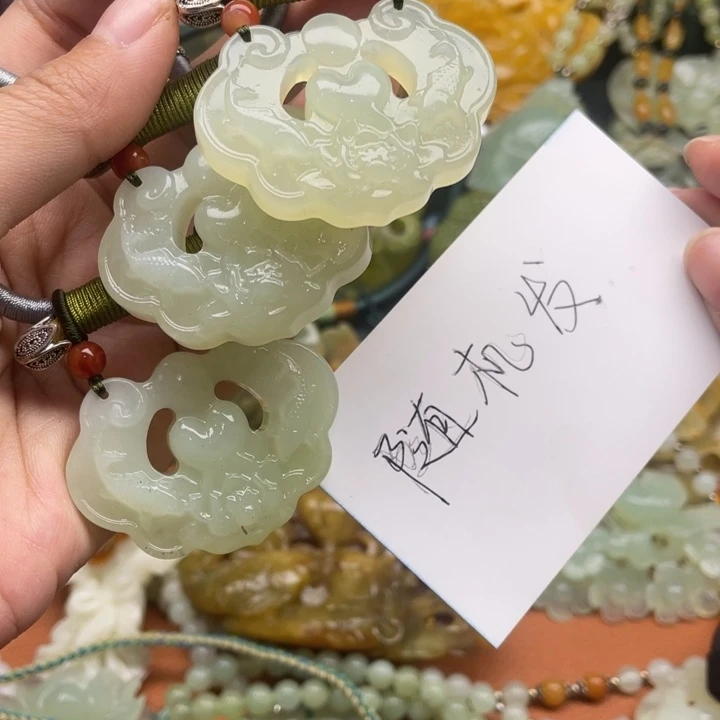 蛇纹石玉吊坠合金