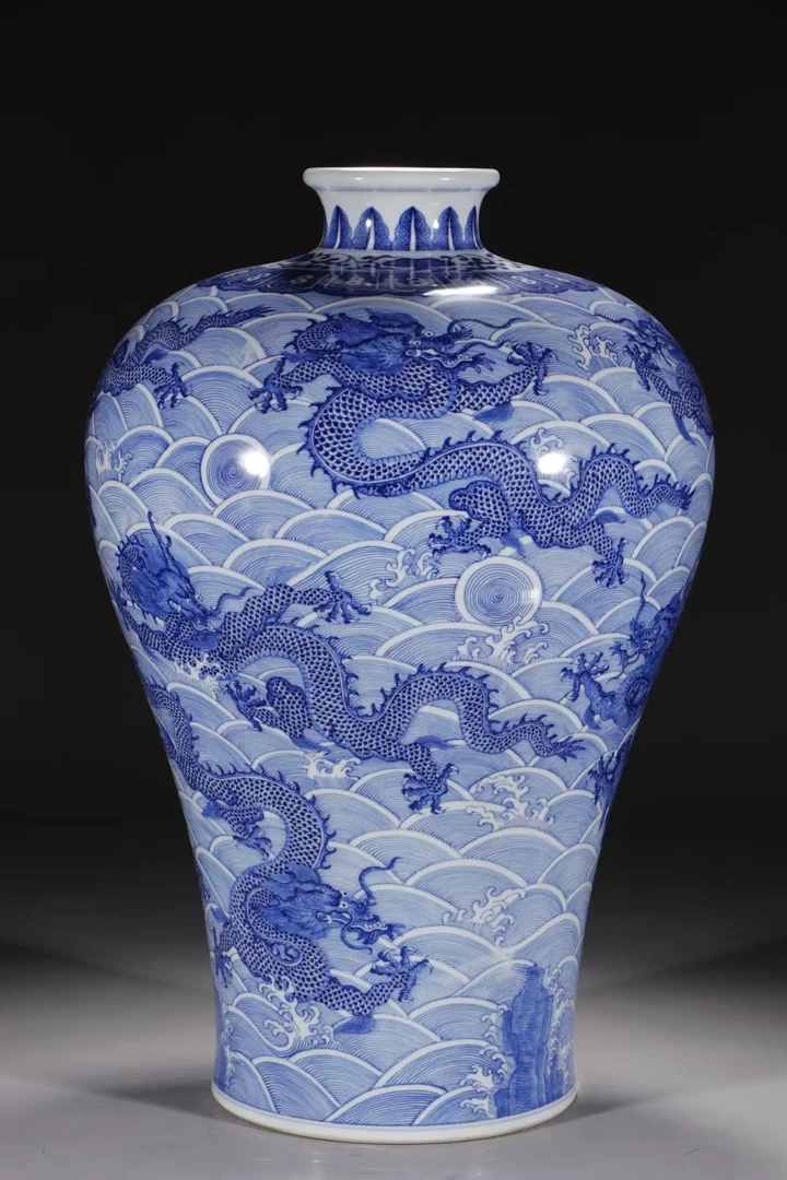 青花行雲海水九龙梅瓶