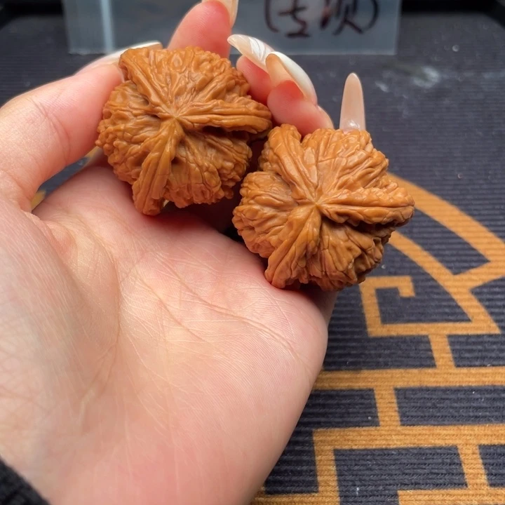不***班文玩核桃吊坠白狮子