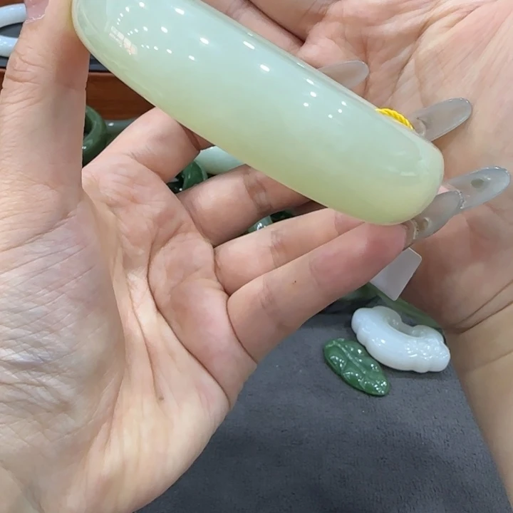 纳***家和田玉手镯未镶嵌