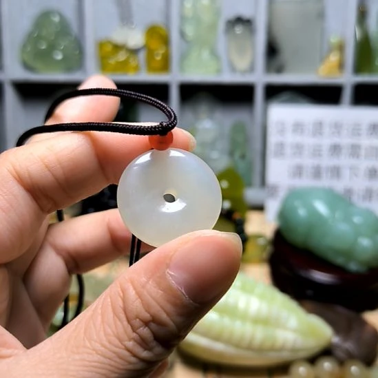 小***妮未镶嵌蛇纹石玉颈饰
