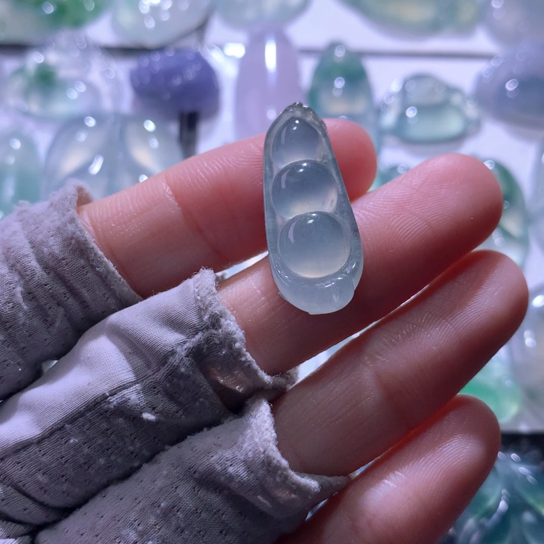 翡翠未镶嵌颈饰豆