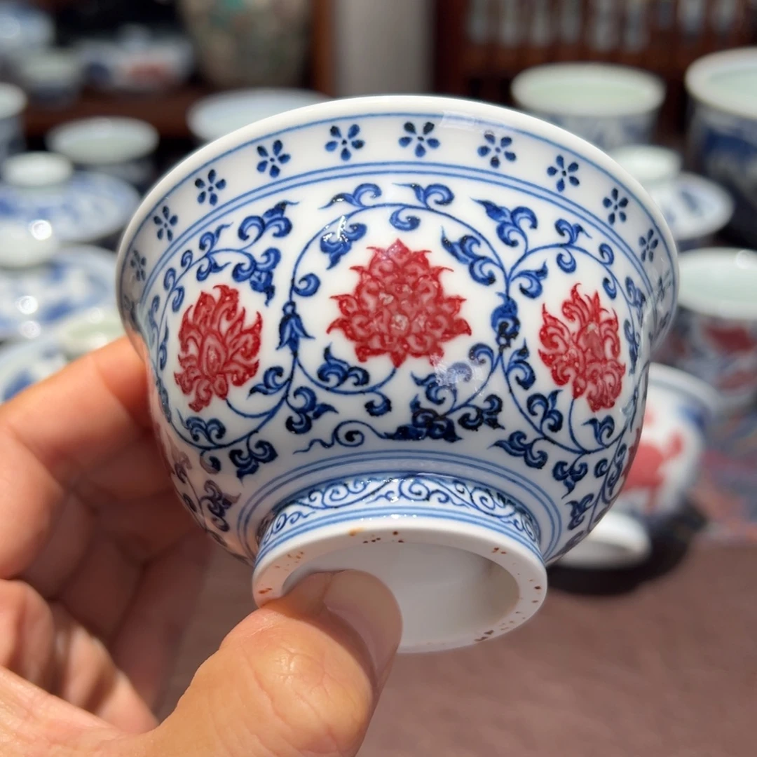 夏***。陶精品青花微瑕缠枝莲内鸳鸯压手杯口径约9.5厘米