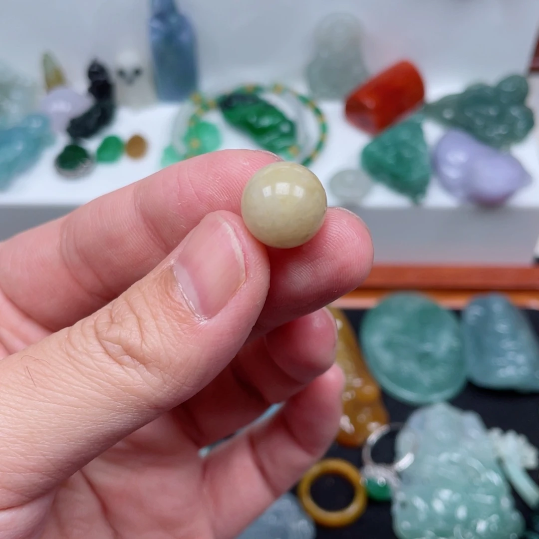 翡翠颈饰未镶嵌12.8卡单珠