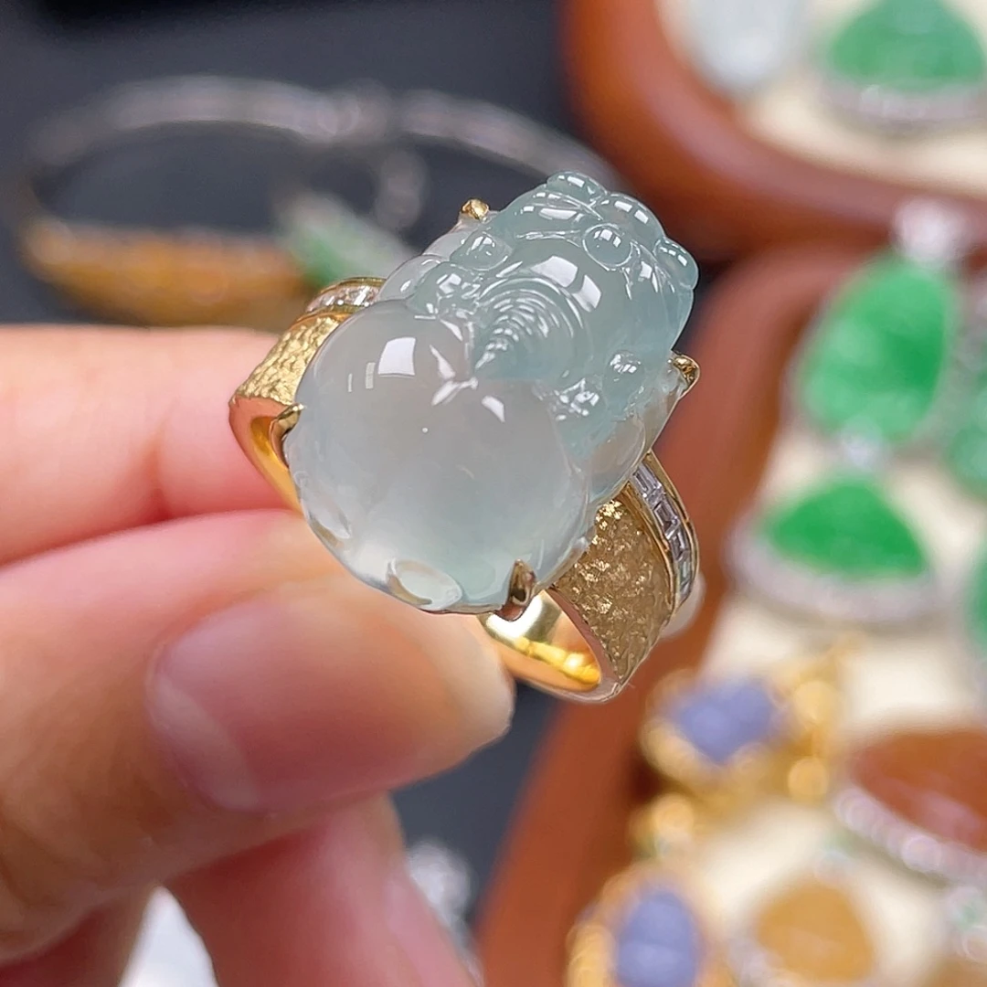 翡翠18K金镶嵌戒指高冰貔貅