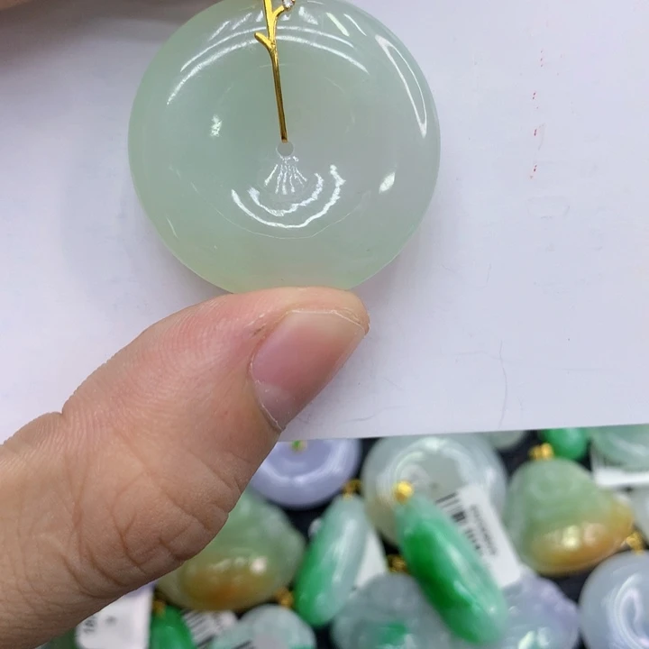 颈饰18K金镶嵌翡翠
