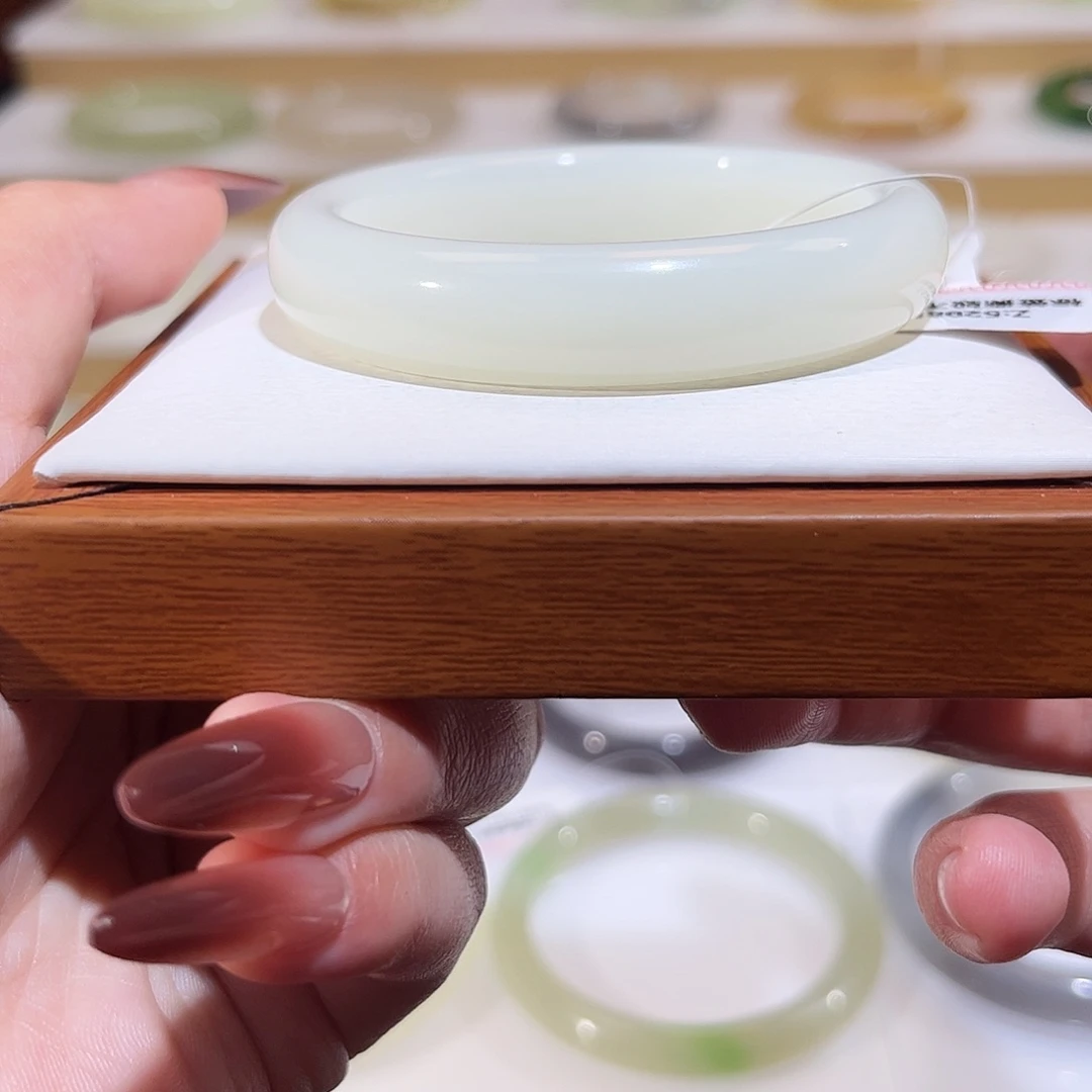 和田玉未镶嵌手镯且末白