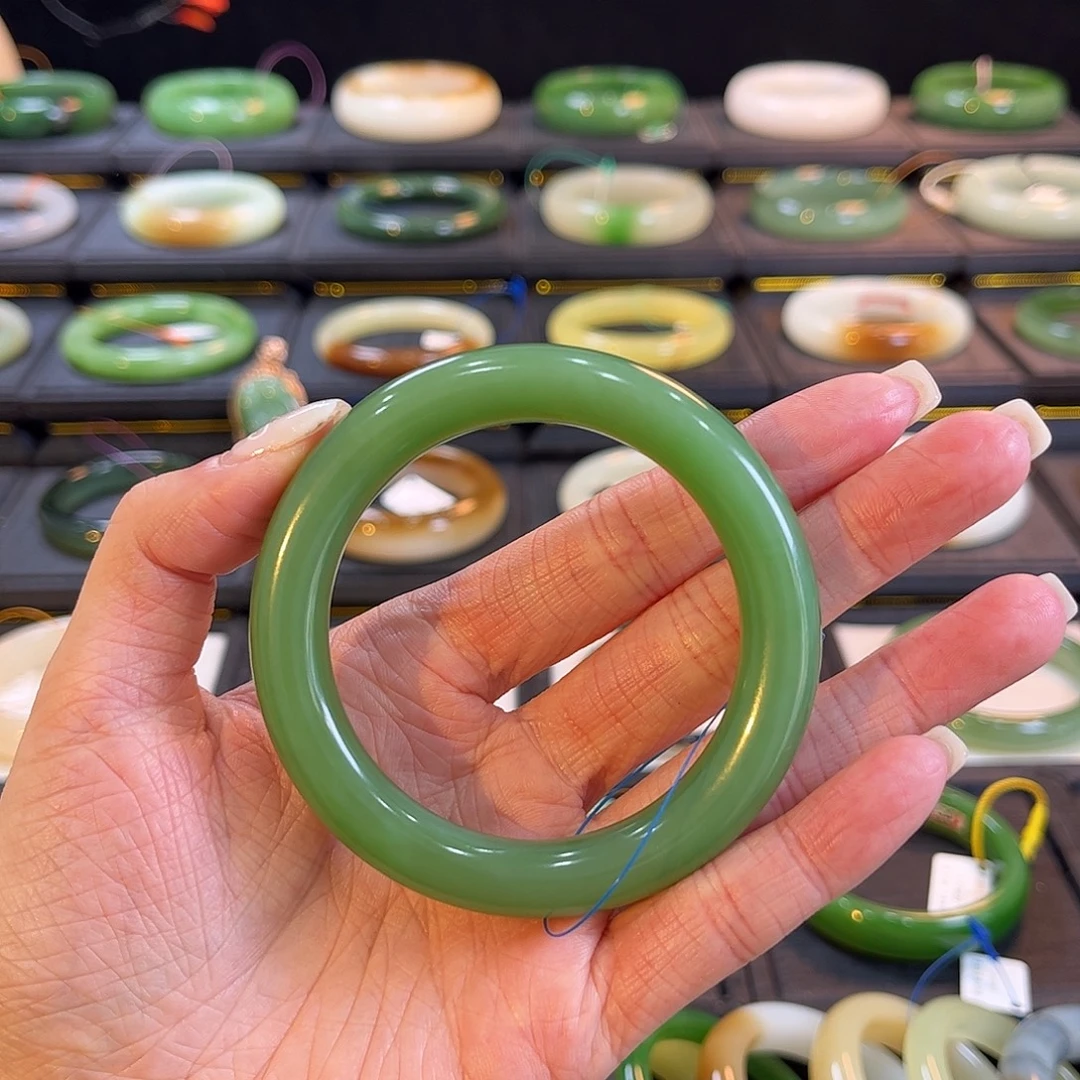 和田玉未镶嵌手镯粉阳绿