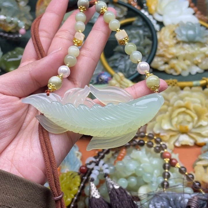 蛇纹石玉吊坠合金