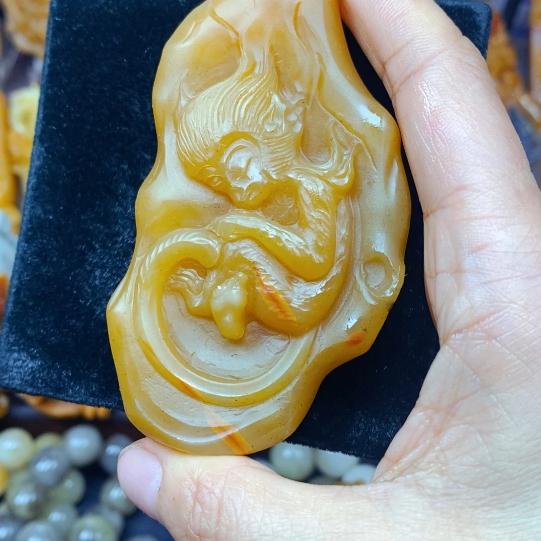 石英质玉（黄龙玉）未镶嵌颈饰