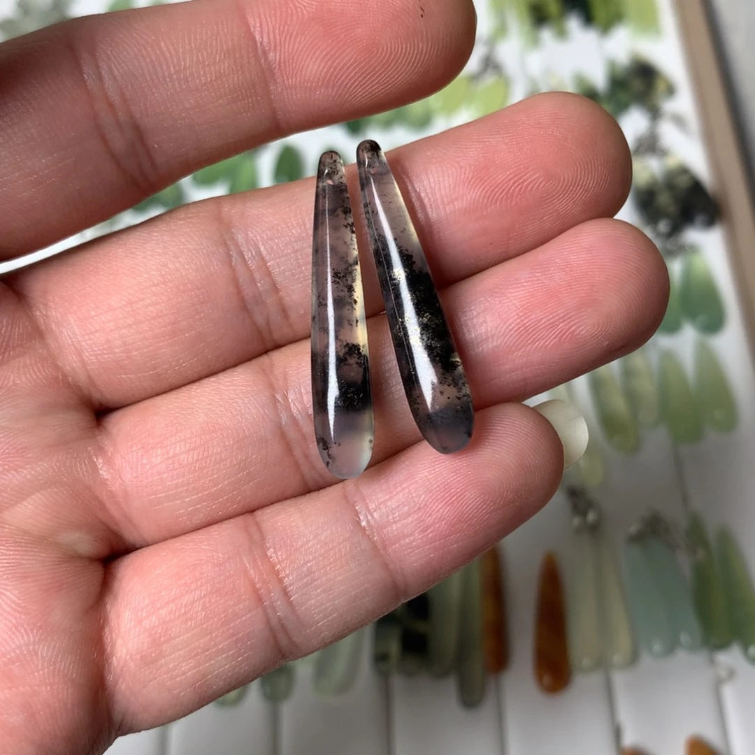 蛇纹石玉耳环未镶嵌枯**木