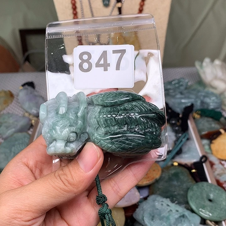翡翠未镶嵌颈饰群**锋翡翠