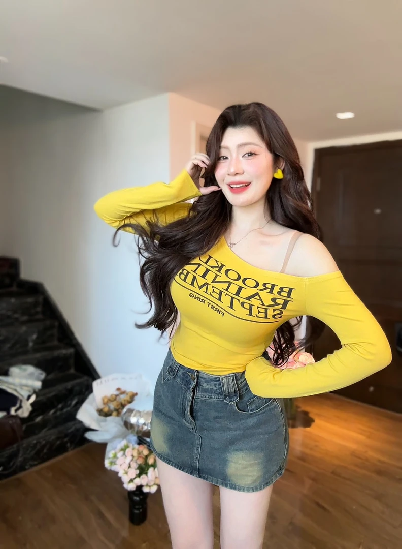 【清货】撞色字母印花斜领露肩修身T恤长袖女辣妹露锁骨打底衫上衣