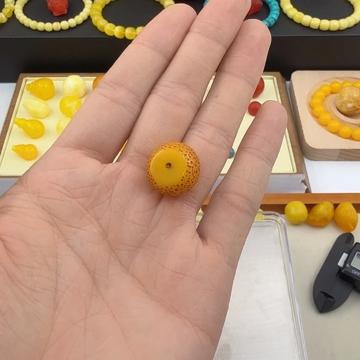 蜜蜡带皮圆墩子一颗