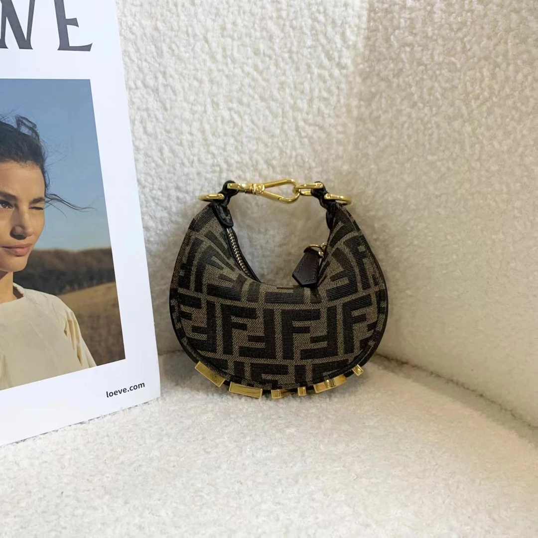 99新 FENDI/芬迪 壹臻/老花帆布mini月牙包 17548252