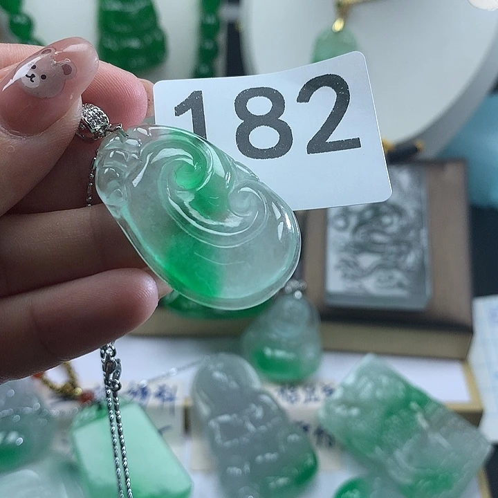 吊坠(赠链)未镶嵌翡翠