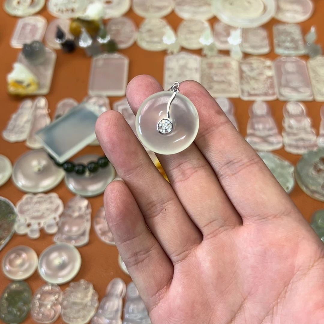 红***.蛇纹石玉未镶嵌颈饰