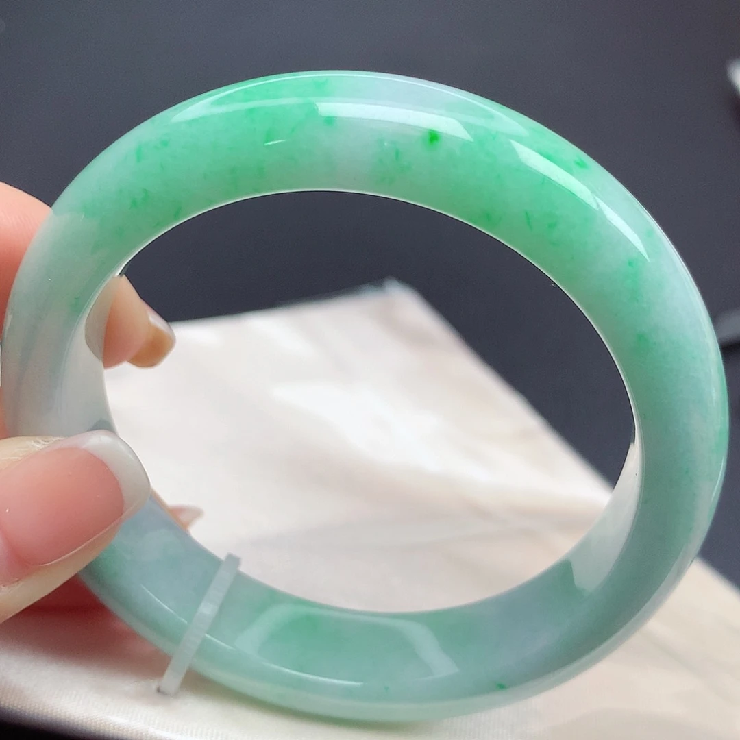 翡翠手镯未镶嵌56圈口