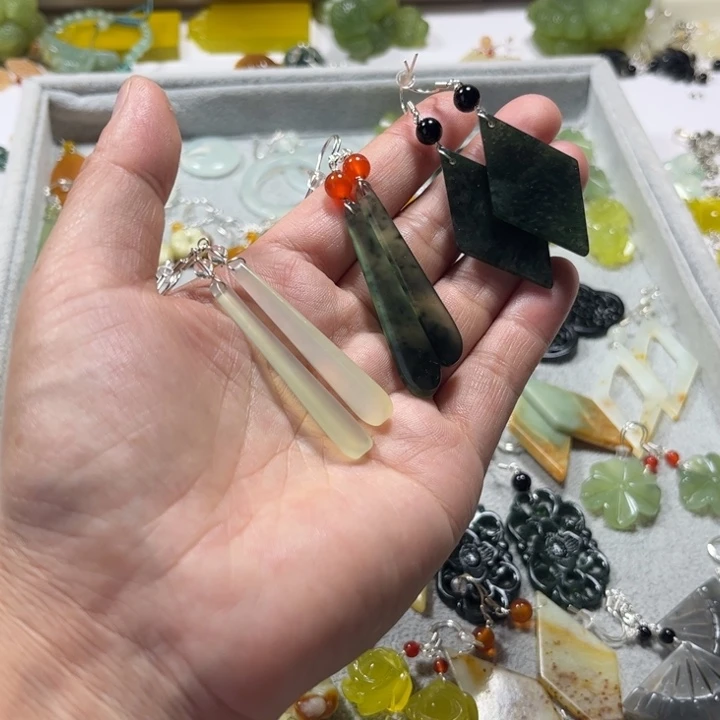 蛇纹石玉合金耳饰