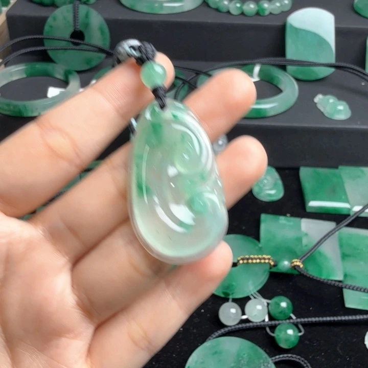 石英质玉未镶嵌颈饰