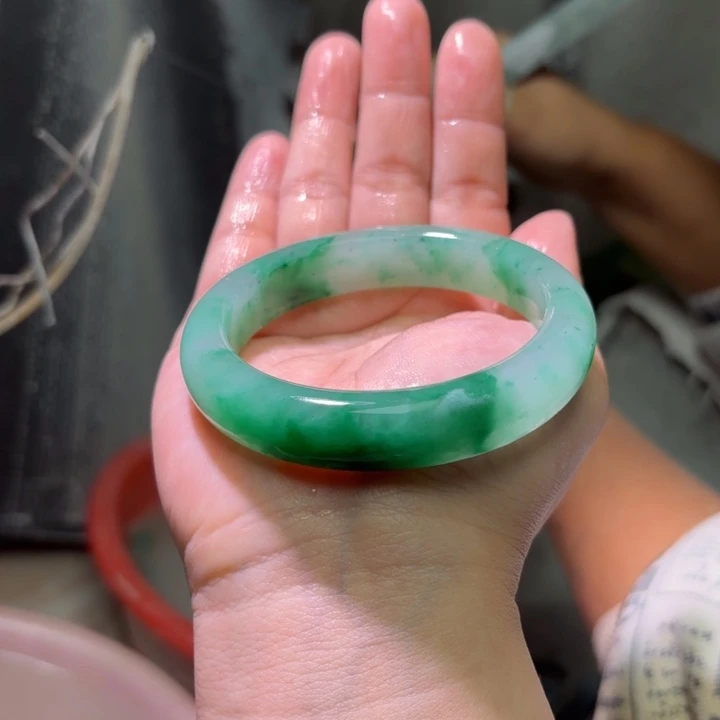 向***花石英质玉（非洲翠）未镶嵌手镯定制