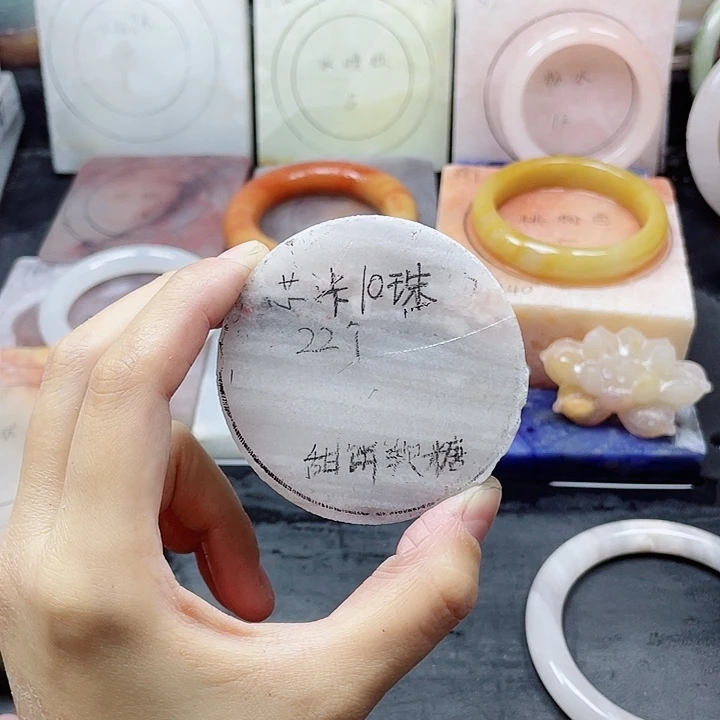 未镶嵌手镯石英质玉定制