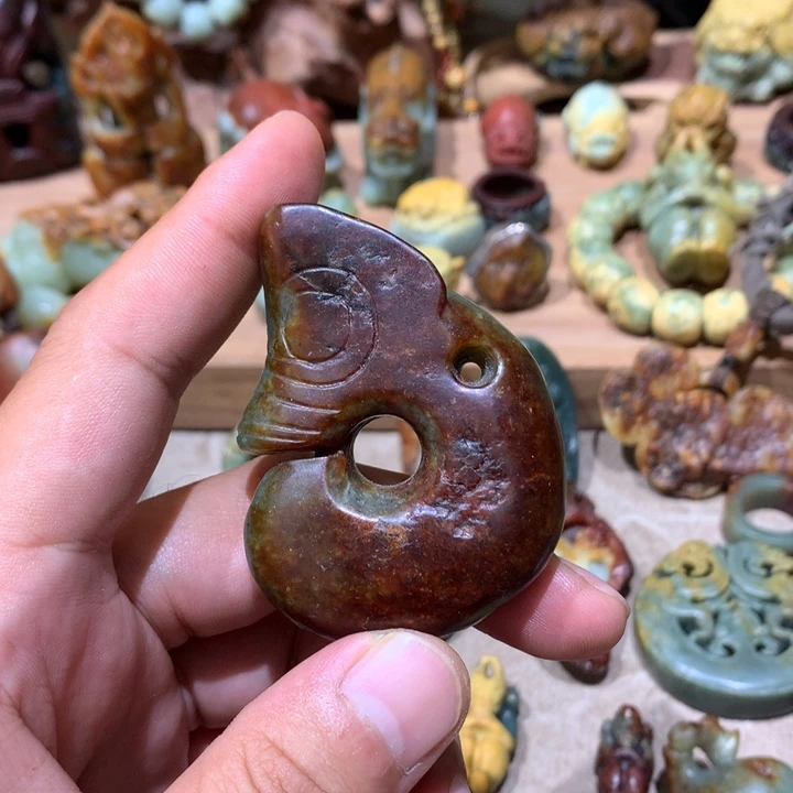 未镶嵌岫岩河磨玉（透闪石质玉）挂件